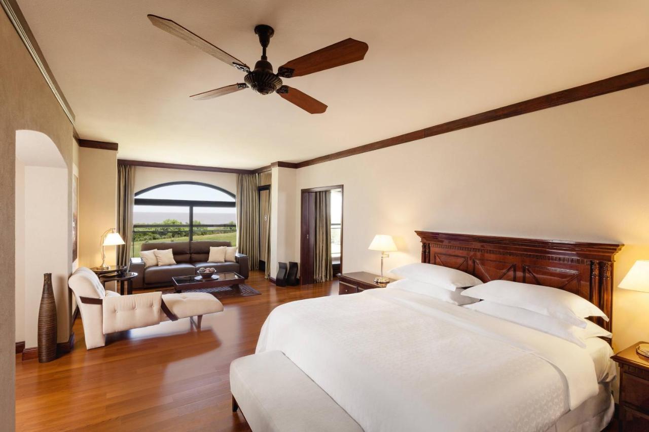 Sheraton Colonia Golf & Spa Resort Colonia del Sacramento Exteriér fotografie A guest room at the Four Seasons Hotel