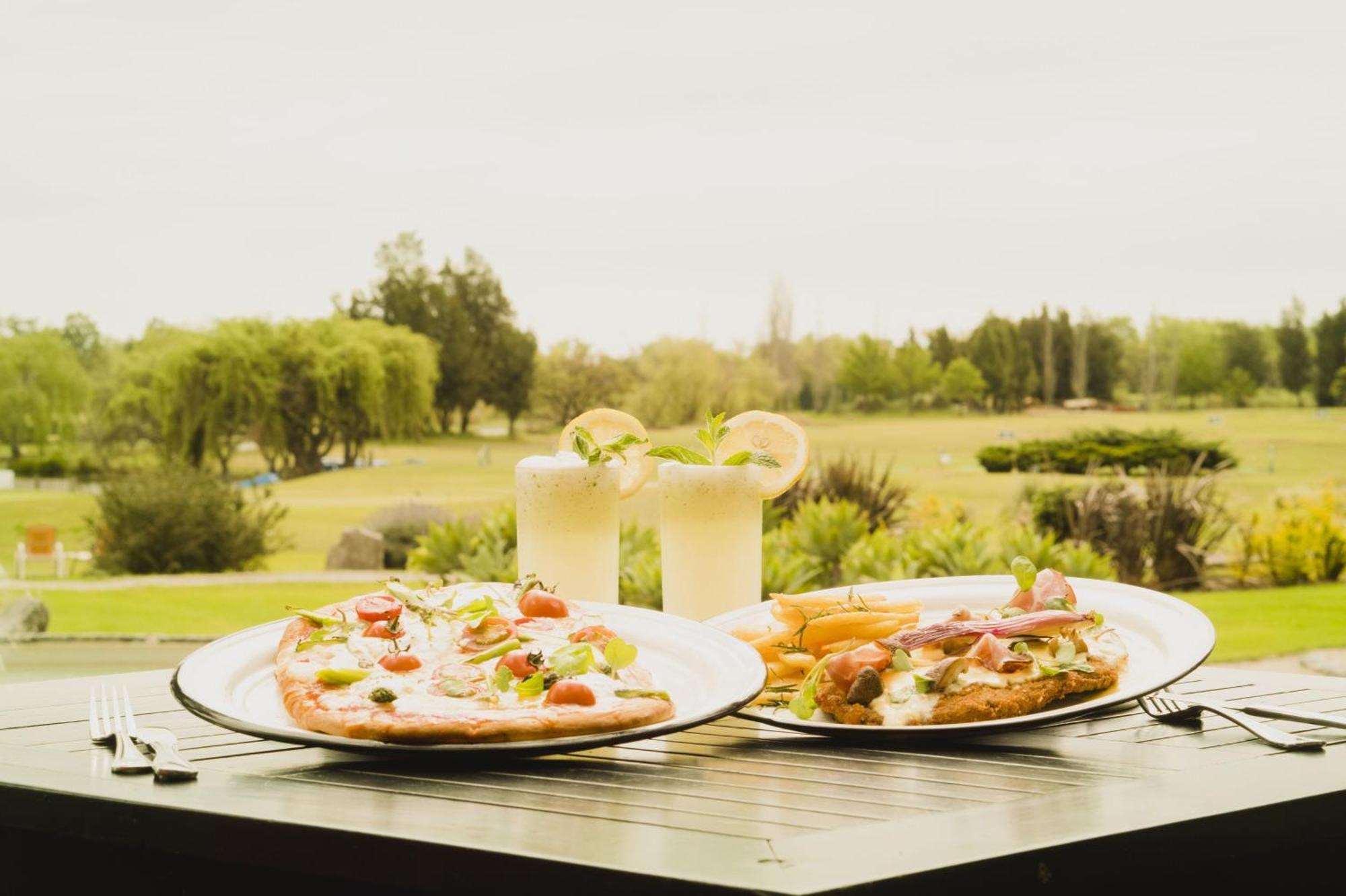 Sheraton Colonia Golf & Spa Resort Colonia del Sacramento Exteriér fotografie A view of the golf course from the restaurant