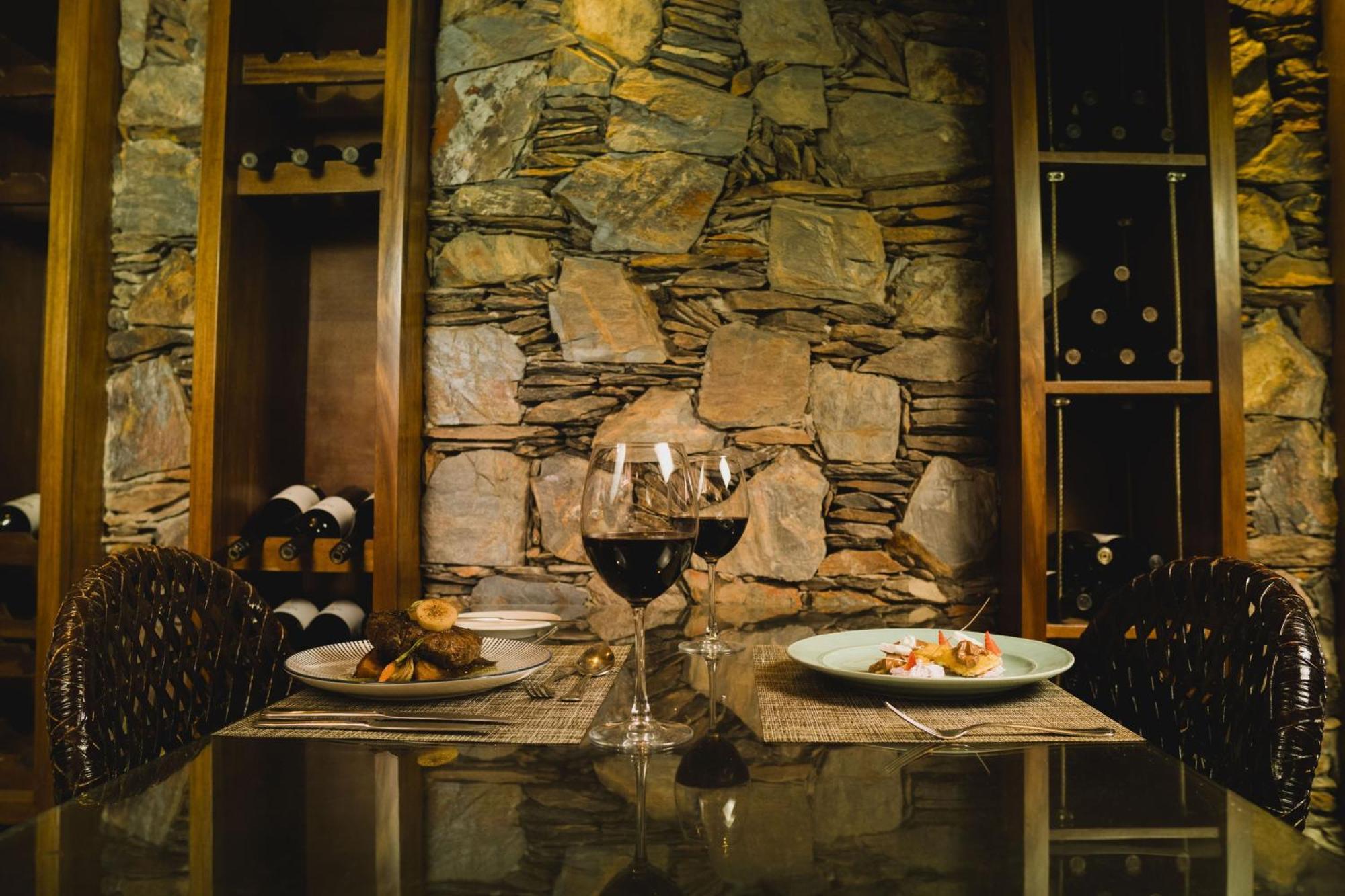 Sheraton Colonia Golf & Spa Resort Colonia del Sacramento Exteriér fotografie Wine tasting at the Wine Museum