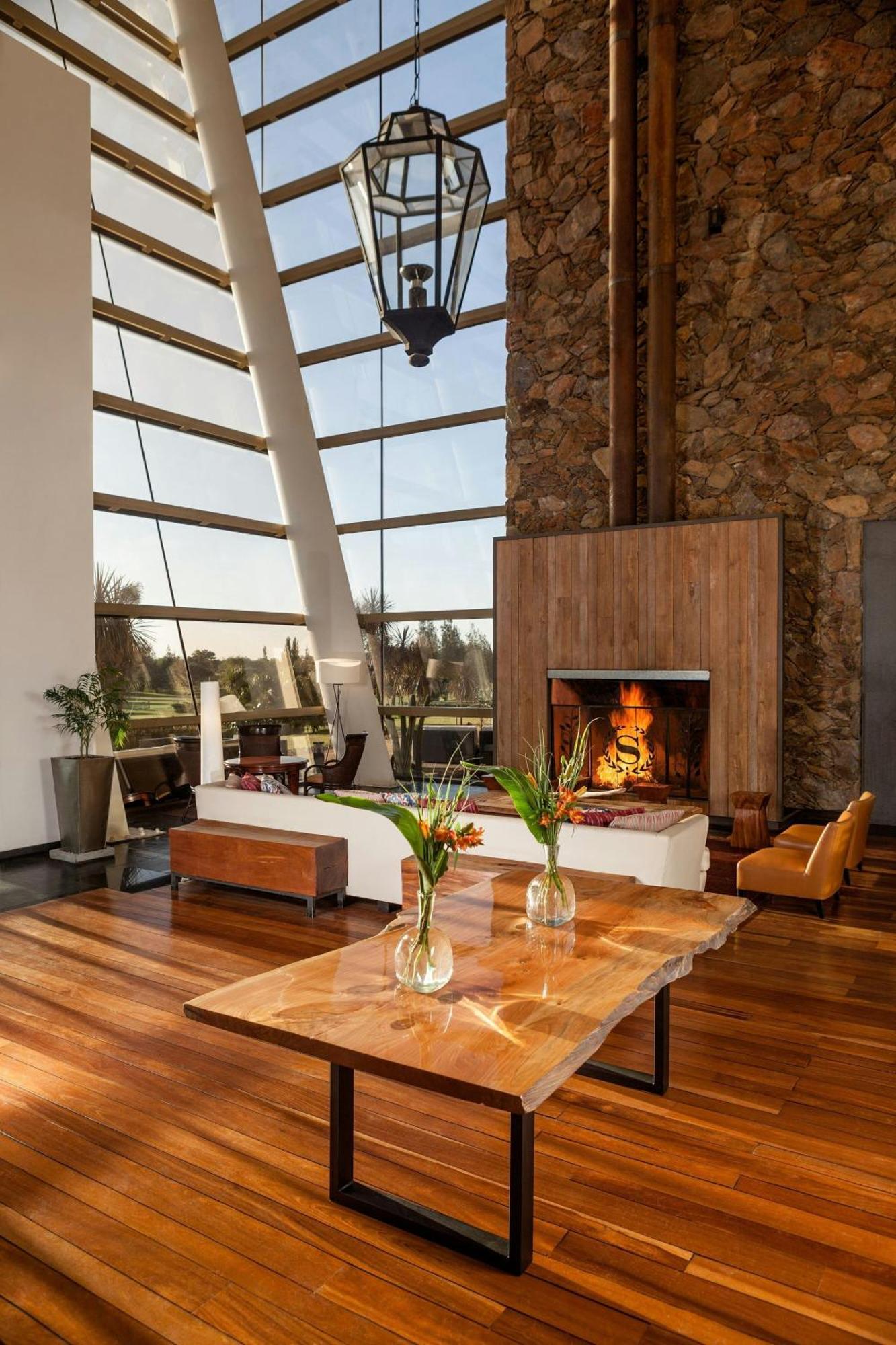 Sheraton Colonia Golf & Spa Resort Colonia del Sacramento Exteriér fotografie Interior of the clubhouse