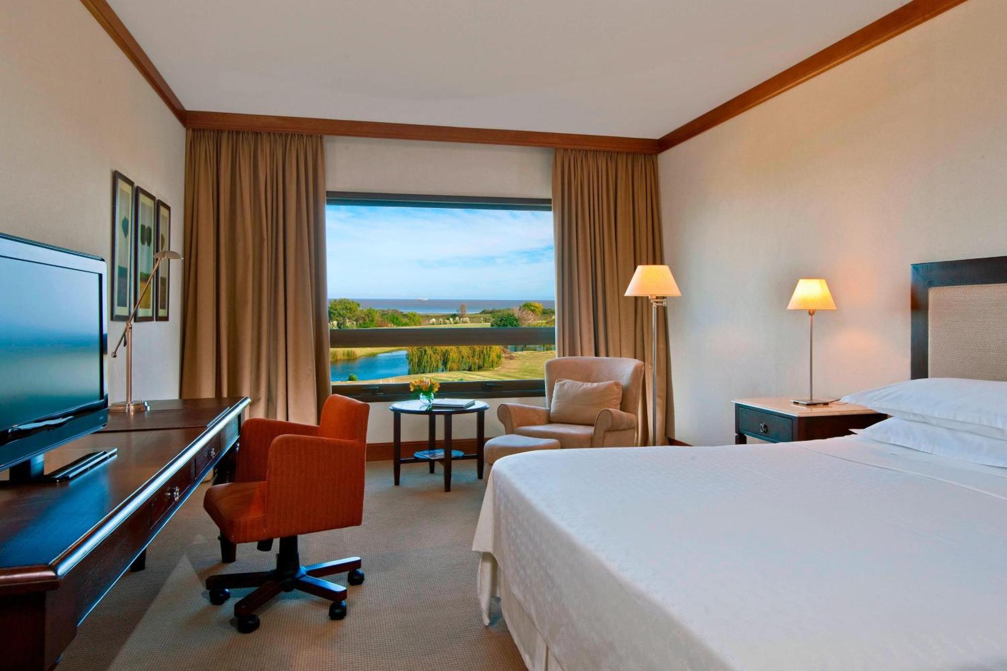 Sheraton Colonia Golf & Spa Resort Colonia del Sacramento Exteriér fotografie A room at the Sheraton Vistana Resort