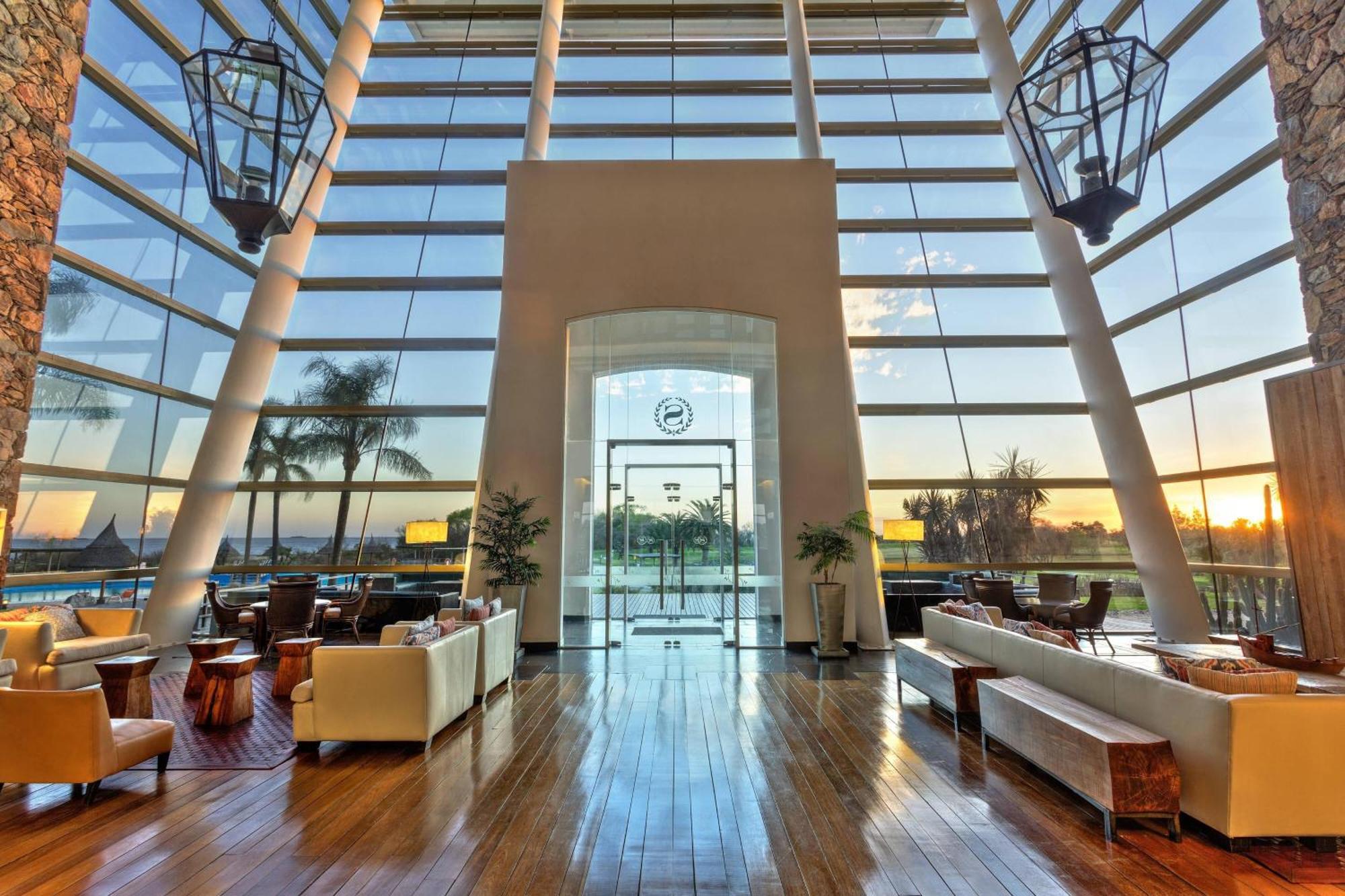 Sheraton Colonia Golf & Spa Resort Colonia del Sacramento Exteriér fotografie The interior of the airport's VIP lounge