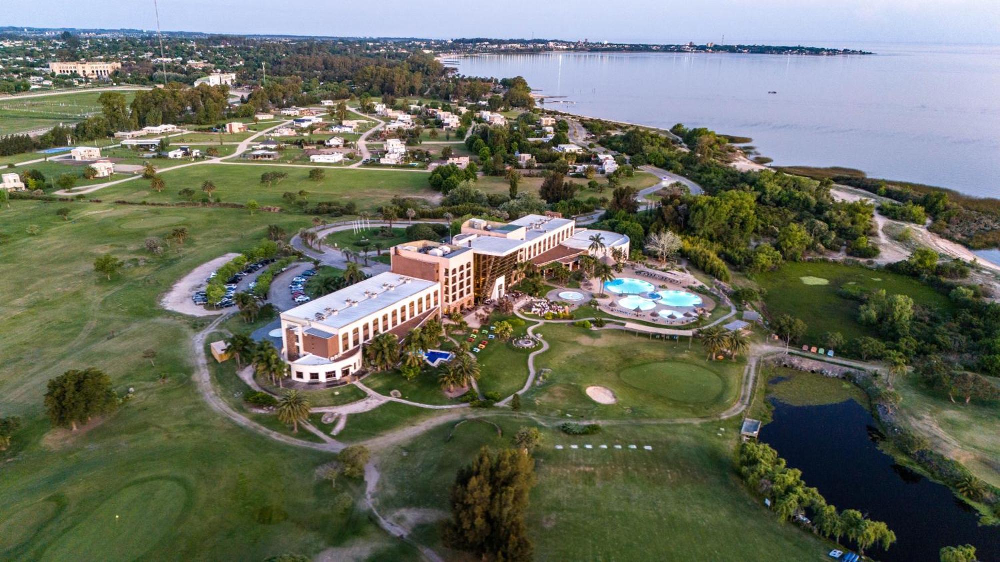 Sheraton Colonia Golf & Spa Resort Colonia del Sacramento Exteriér fotografie Aerial view of the hotel
